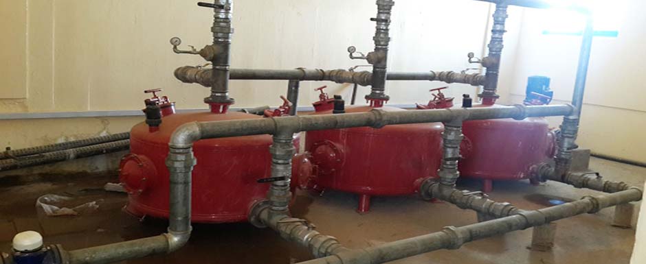 Filtres à sable à l'intérieur de la station de pompage pour le traitement d'eau potable