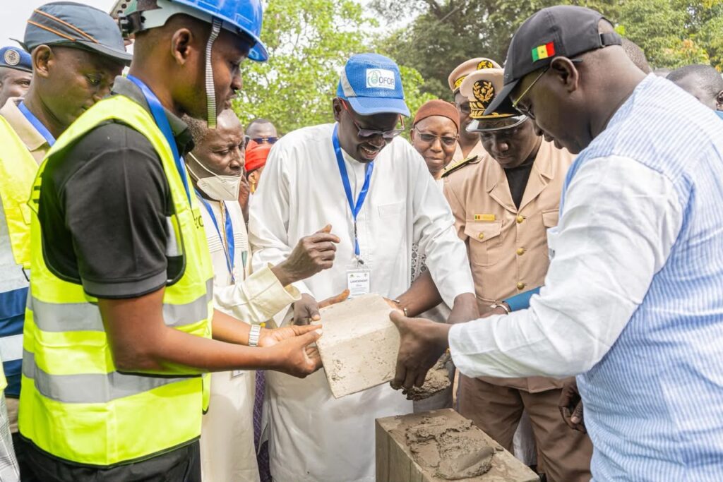 Pose de la première pierre du château d'eau de Kabadio